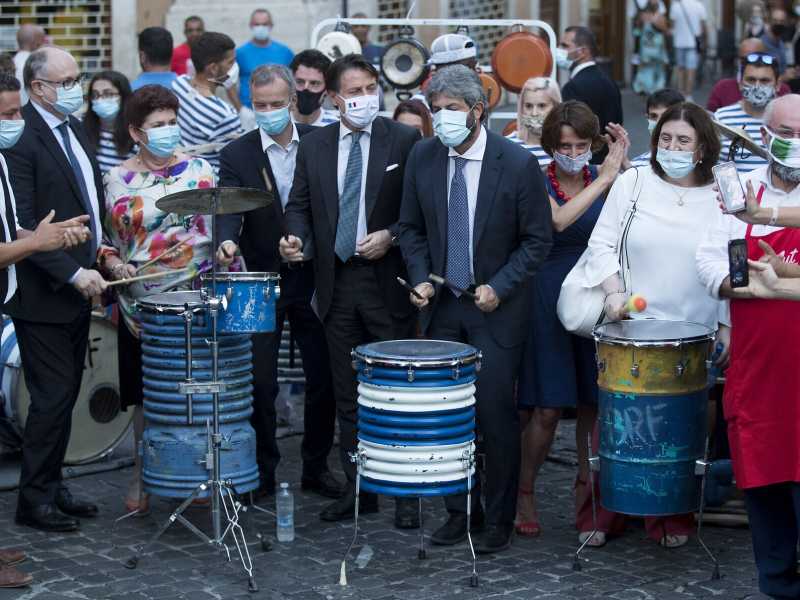  Roberto Gualtieri, Teresa Bellanova, Giuseppe Conte, Roberto Fico, Elena Bonetti e Nunzia Catalfo suonano con la Banda Rulli Frulli per un'iniziativa benefica (foto Roberto Monaldo / LaPresse)<br />