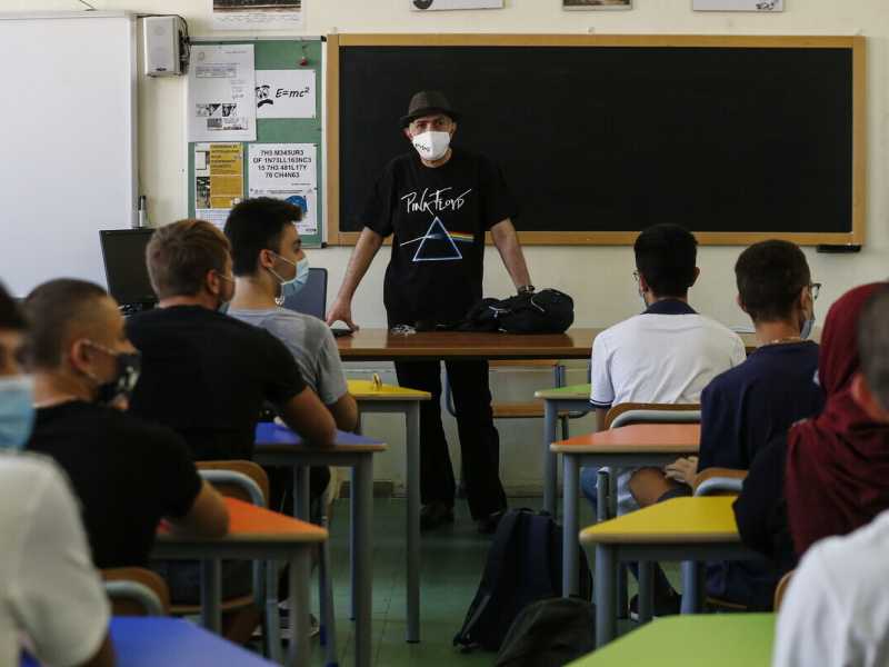 La scuola riapre tra pratica e teoria: “Io speriamo che me la cavo”