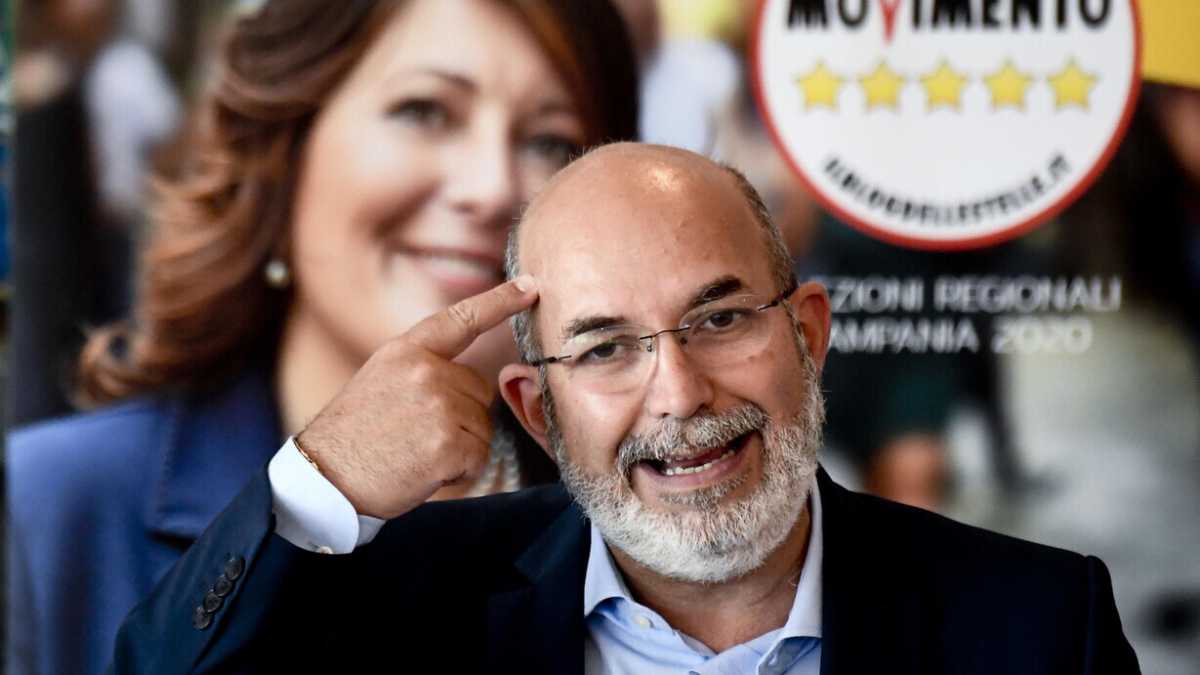 Immagine di Vita da Crimi: “Nel M5S si fanno i cazzetti loro. Ma sono un punching ball”