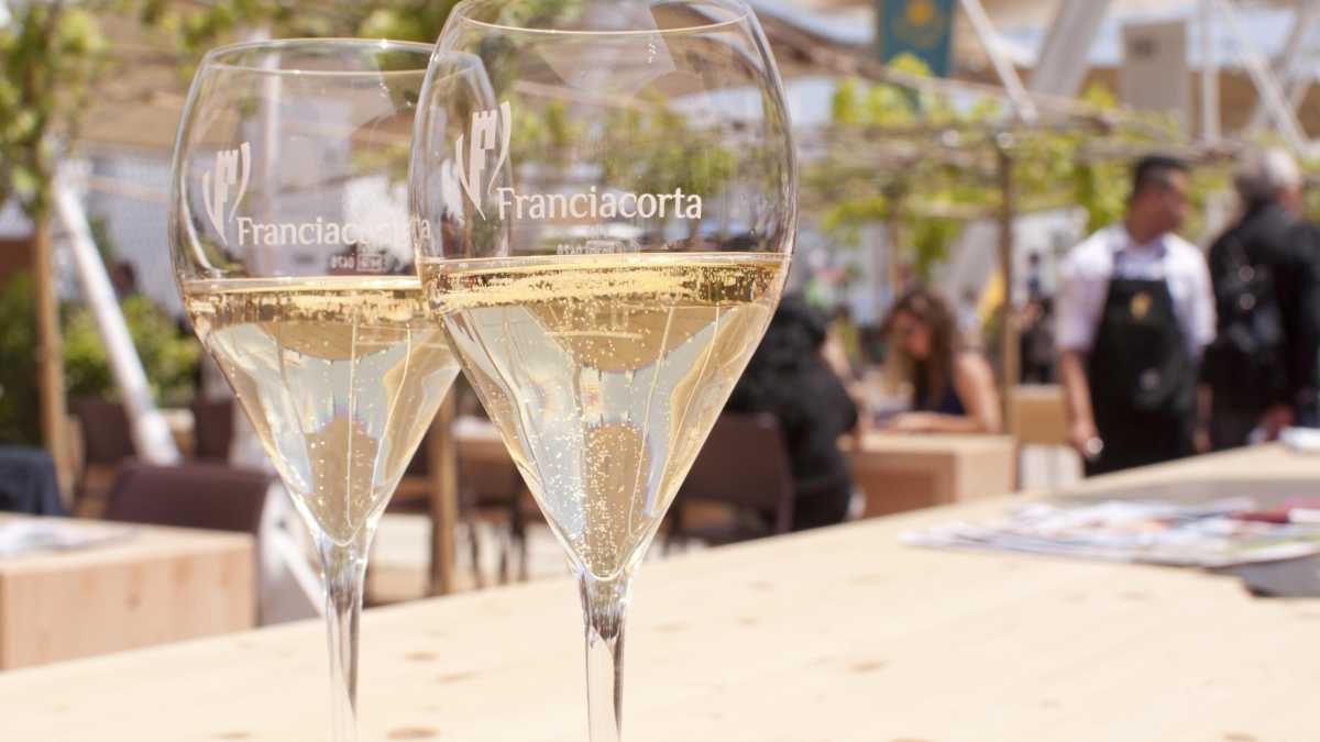 Immagine di In alto i calici. Franciacorta (e gli altri vini) tra orgoglio e mercato
