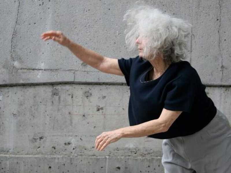 Simone Forti, Sleep Walkers, 1968/2010, performance presso Artist&rsquo;s residence, Los Angeles, 2010. Courtesy l&rsquo;artista e The Box, LA. Foto Jason Underhill&nbsp;<br />