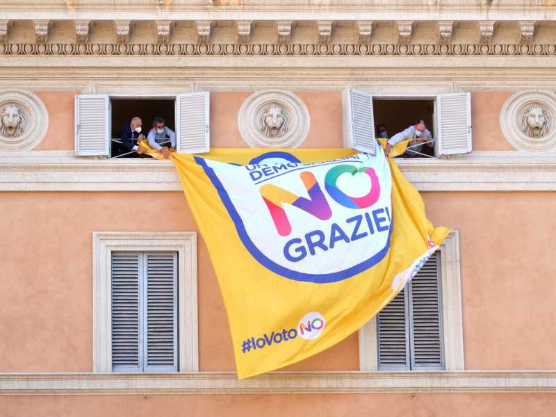 I simpatici fischi per fiaschi del popolo del No