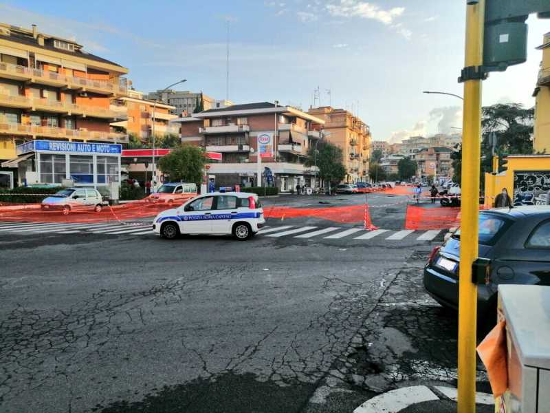 Così la pioggia sgretola le "strade nuove" della Raggi