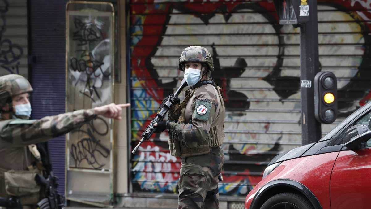 Immagine di Due persone sono state accoltellate vicino alla ex sede di Charlie Hebdo, a Parigi
