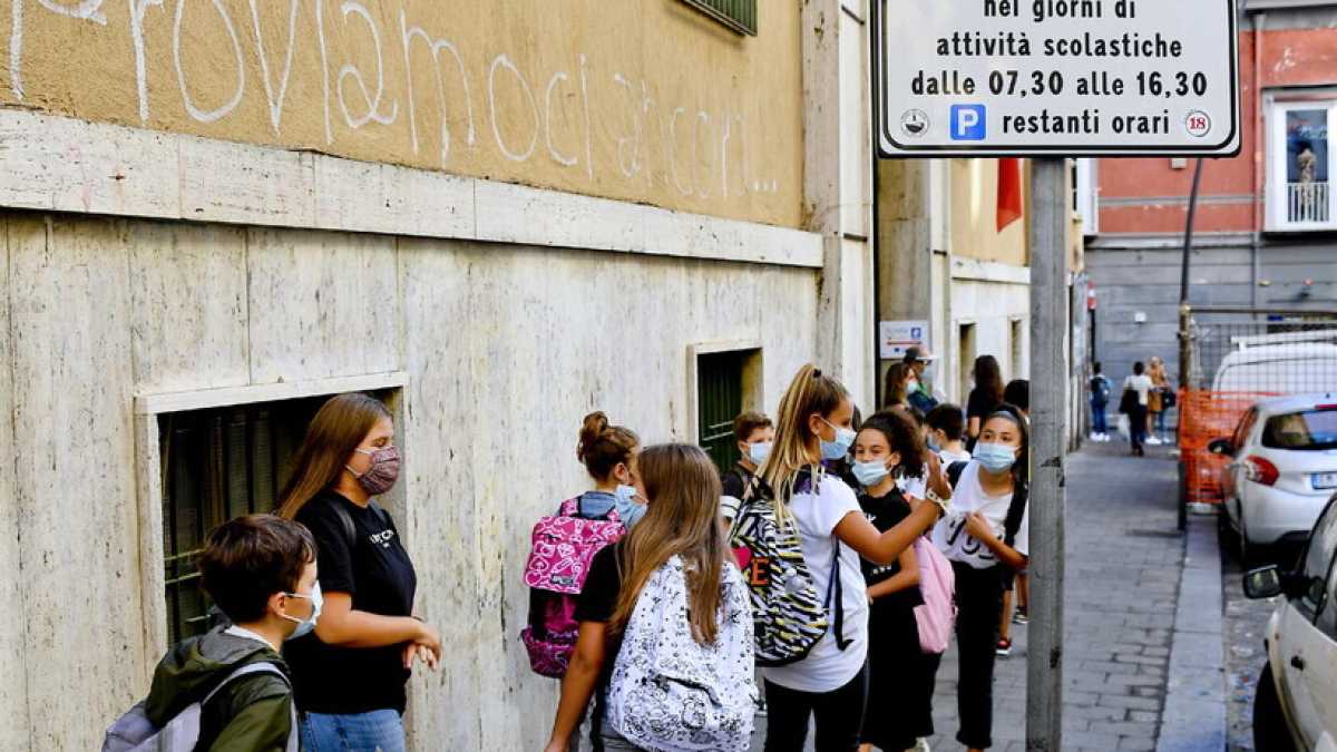 Immagine di Scuola, la circolare di Speranza: per i positivi doppio tampone per rientrare in aula