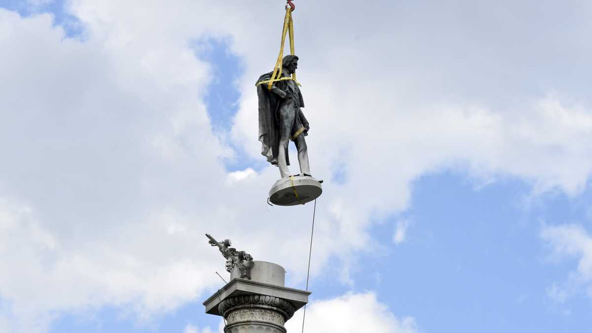 Immagine di È peggio buttare le statue, o impiccarle al Faro europeo?