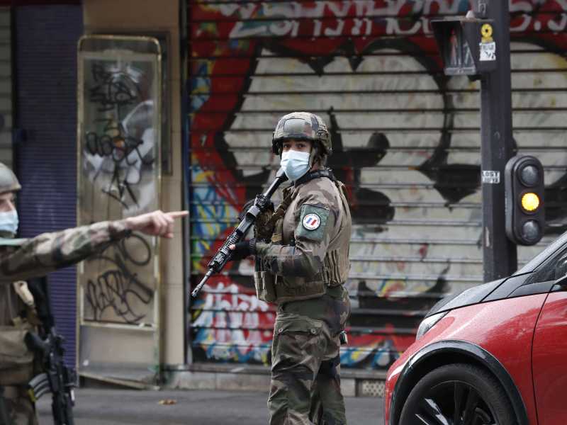Due persone sono state accoltellate vicino alla ex sede di Charlie Hebdo, a Parigi