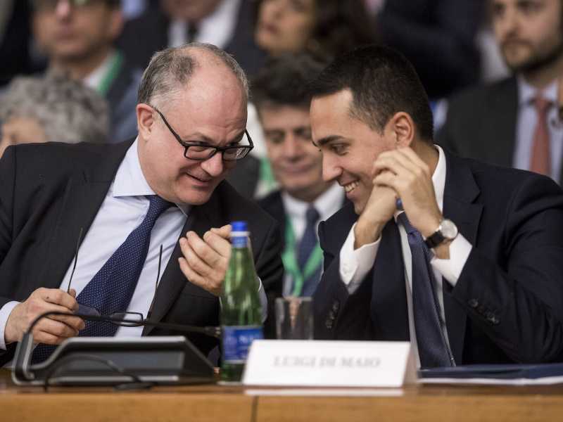 La gran svolta grillina: per il bene dell’Italia, meglio farsi da parte
