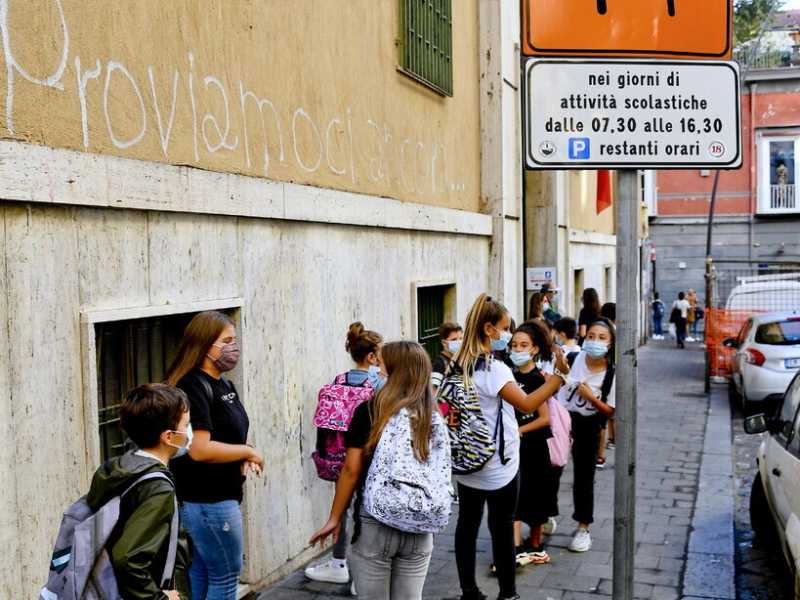 Scuola, la circolare di Speranza: per i positivi doppio tampone per rientrare in aula