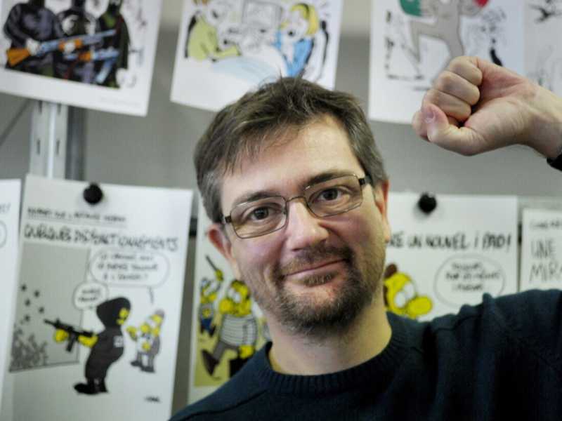 Sotto attacco da quindici anni, ma Charlie Hebdo è ancora in piedi e stavolta un po' meno solo