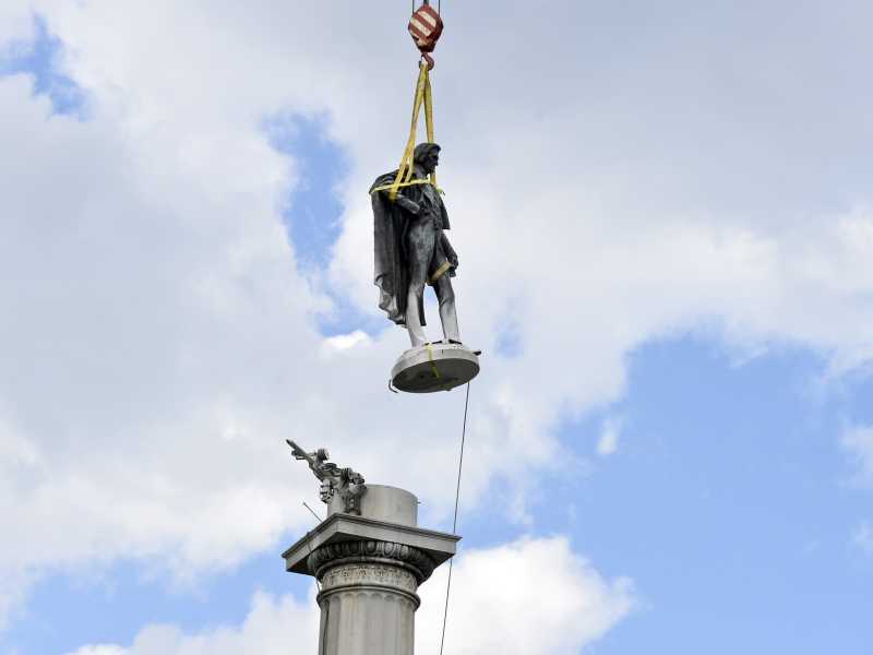 È peggio buttare le statue, o impiccarle al Faro europeo?