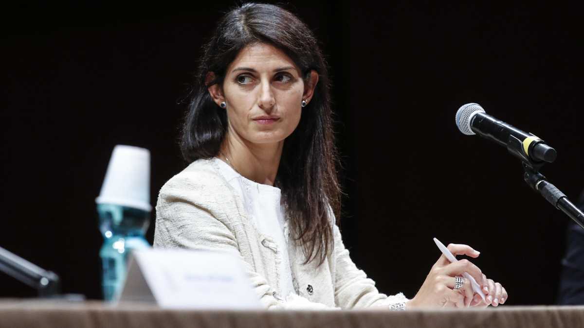 Immagine di Interviste feroci, assessori infedeli, la distanza di Conte e Grillo che flirta col Pd: così Raggi è rimasta sola