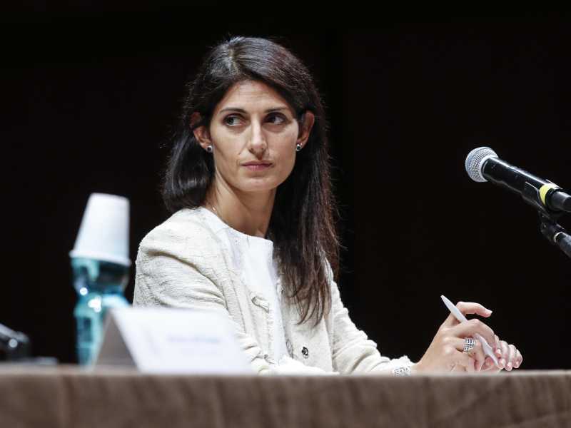 Interviste feroci, assessori infedeli, la distanza di Conte e Grillo che flirta col Pd: così Raggi è rimasta sola