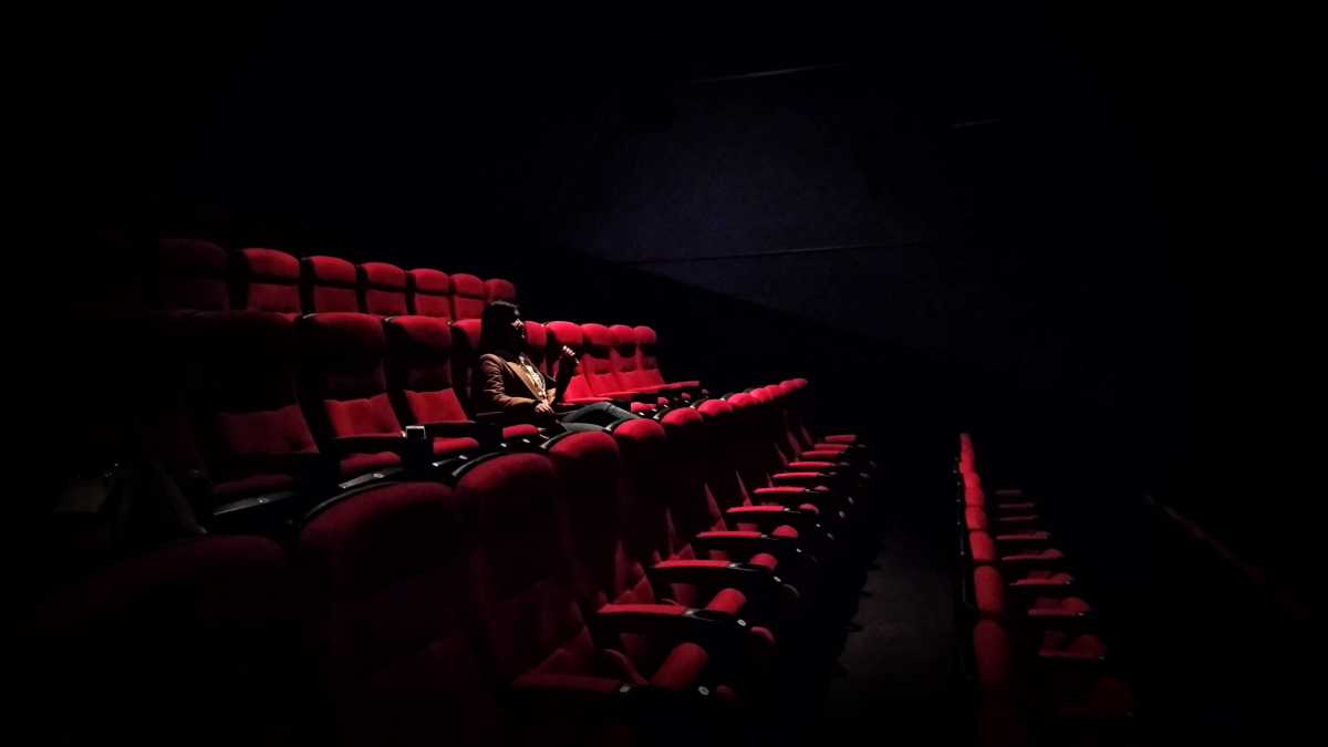 Immagine di Sale semivuote ma regole (in genere) rispettate: una sera al cinema