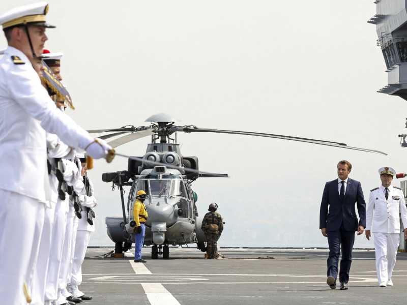 Macron a bordo della nave porta elicotteri Tonnerre, al largo del Libano (foto LaPresse) <br />