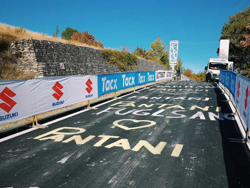 L'asfalto del ciclismo non dimentica