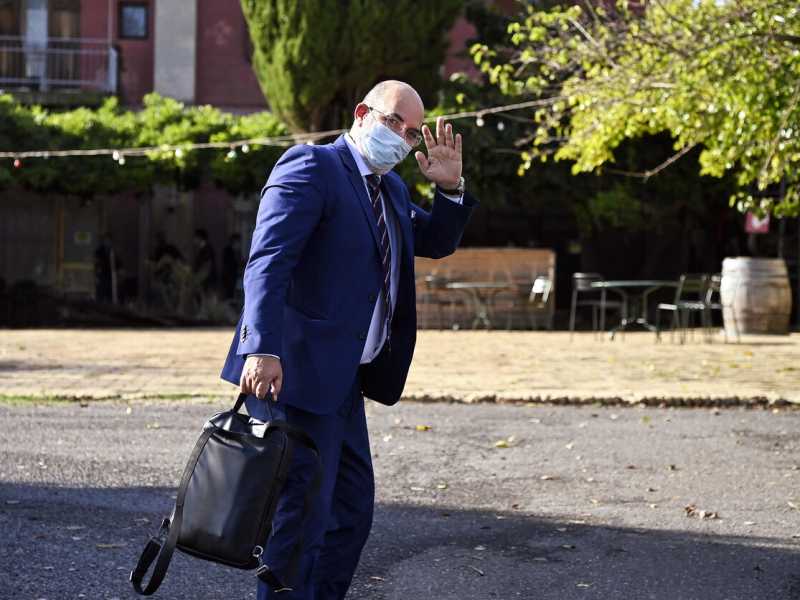 Rito Ritrito. O rito di Vito (Crimi). Il M5s in conclave per non decidere niente