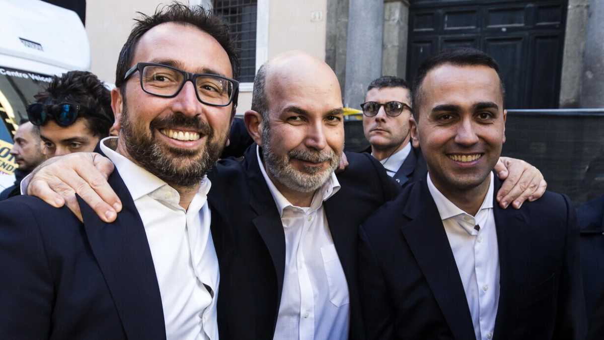 Immagine di Di Maio parla e Crimi paga