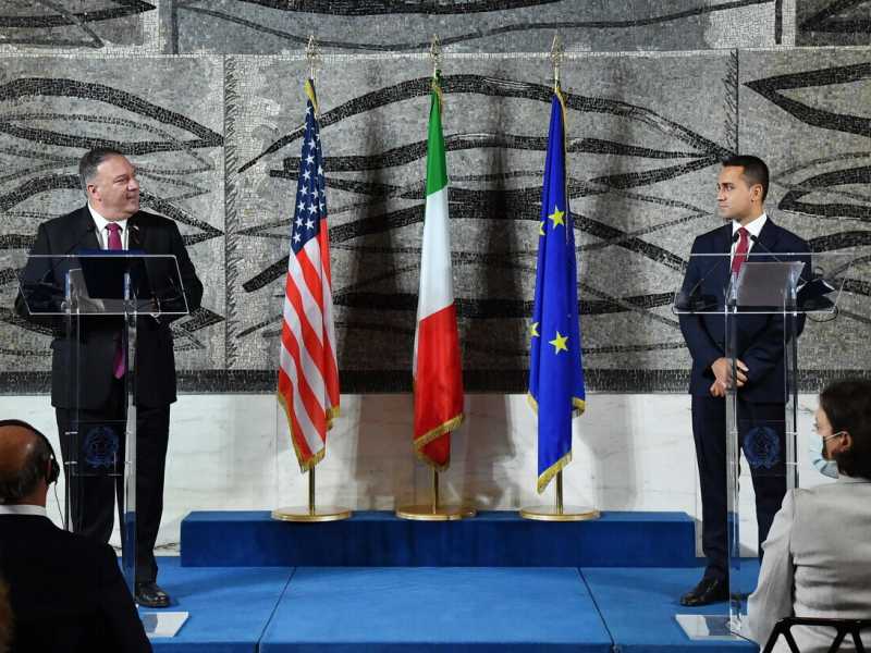 Le capriole di Di Maio davanti a Pompeo per rinnegare l'amore cinese