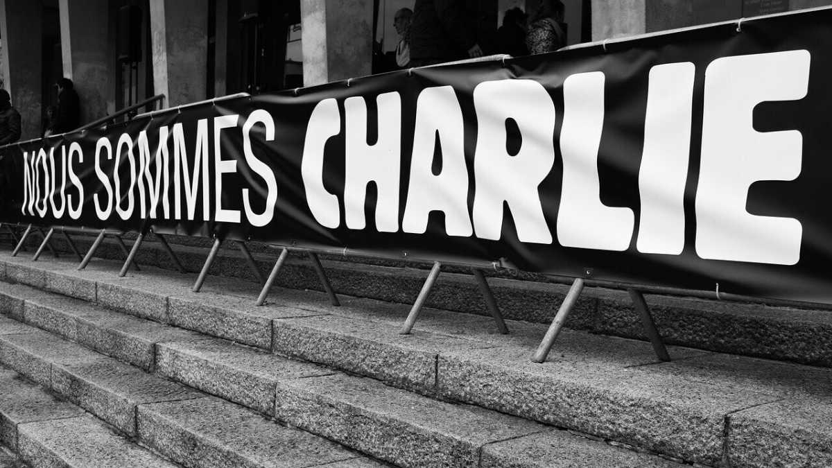 Immagine di "Charlie Hebdo è meno solo". Libération lo ospita. "Per ridere quando non è divertente"
