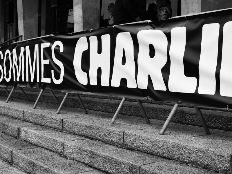 "Charlie Hebdo è meno solo". Libération lo ospita. "Per ridere quando non è divertente"