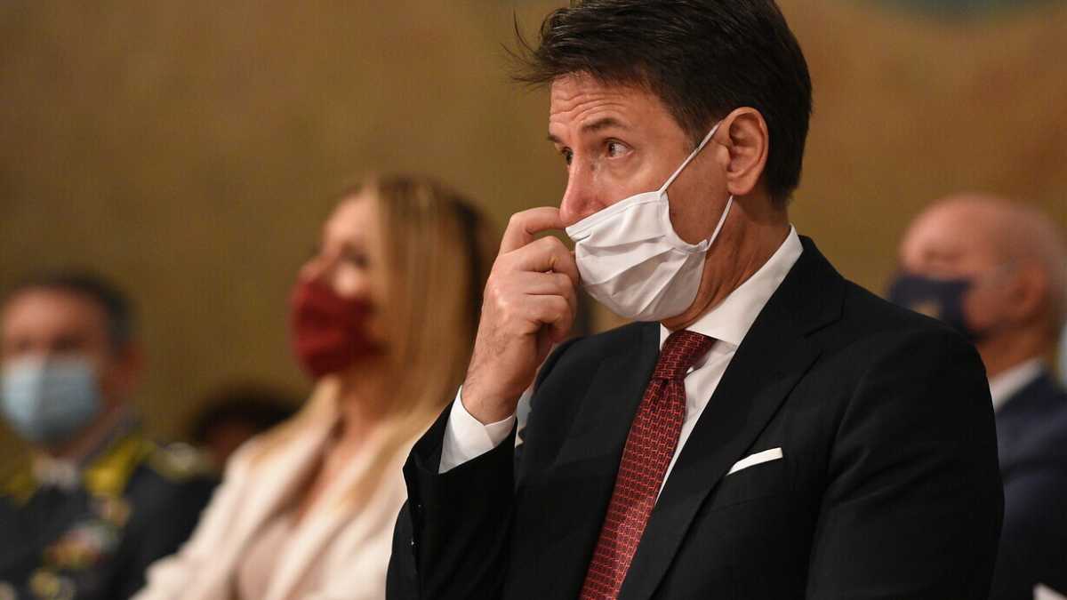 Immagine di Governo diviso sulle chiusure: il dilemma di Conte tra imprese e Covid