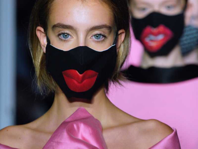 Così nell'alta moda la mascherina diventa feticcio