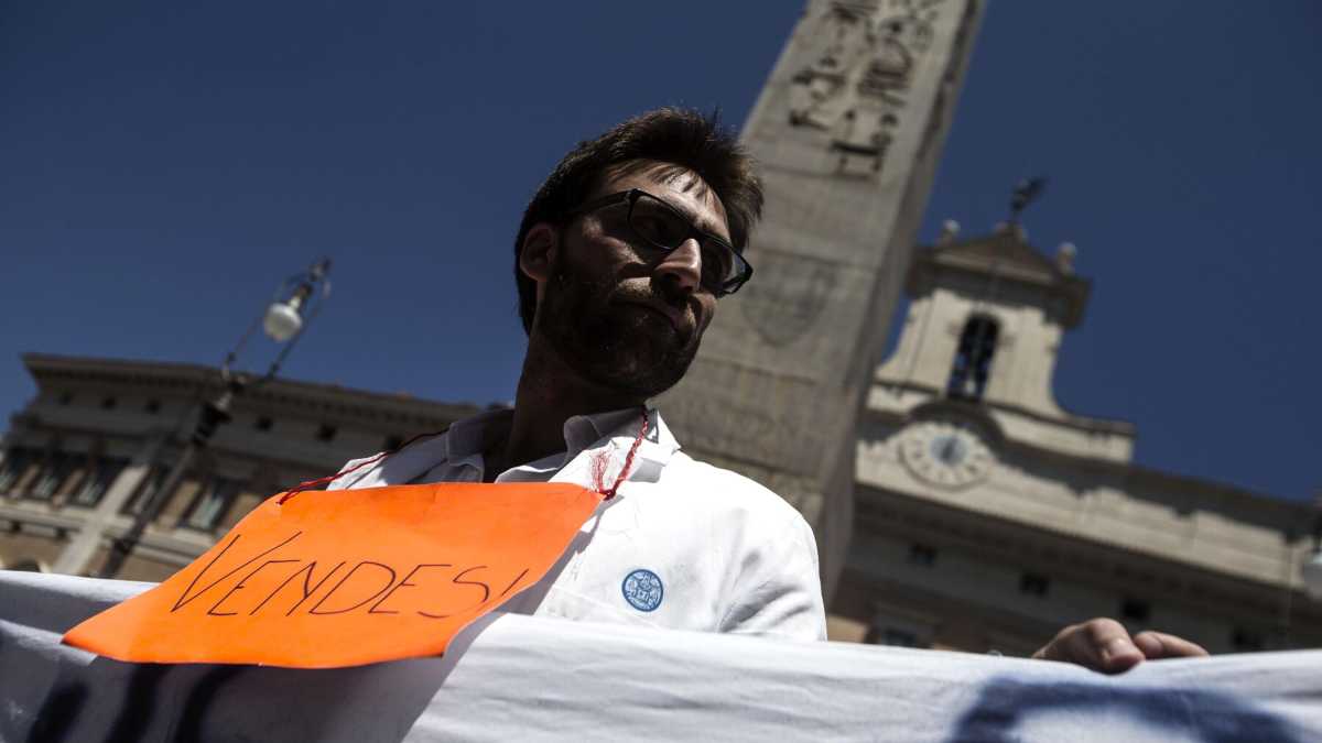 Immagine di I giovani medici rimasti senza Scuola per i troppi ricorsi
