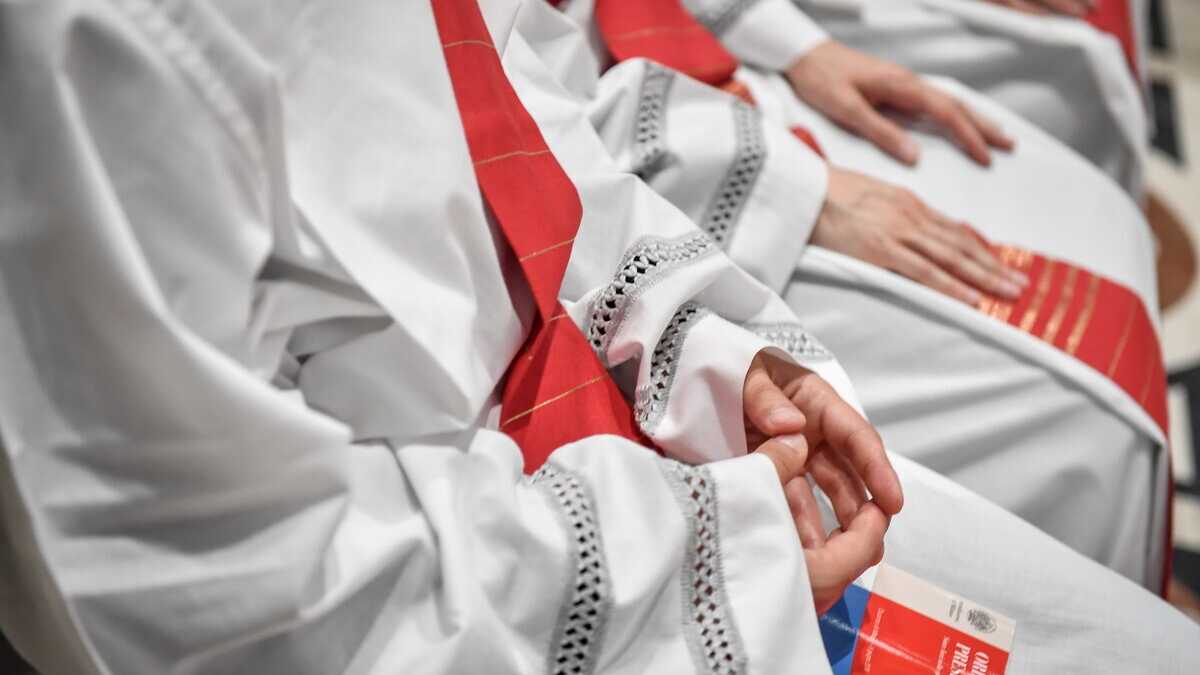 Immagine di Religiosi sì, ma a distanza