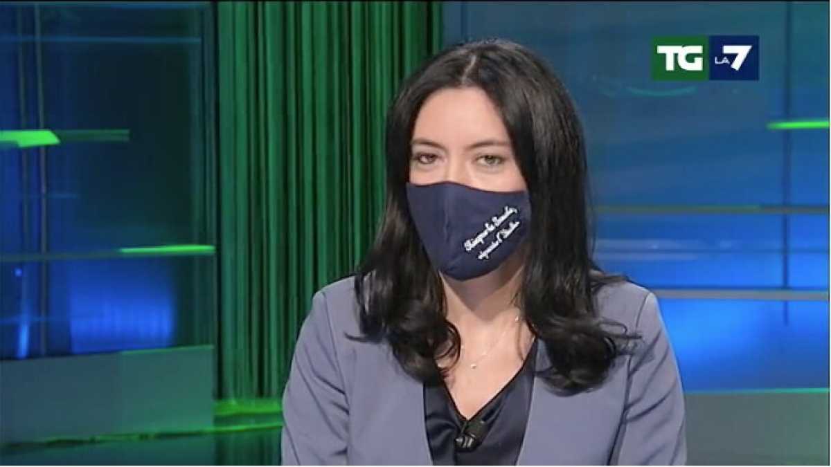 Immagine di La mascherina con slogan della Azzolina è un nuovo capitolo della propaganda politica