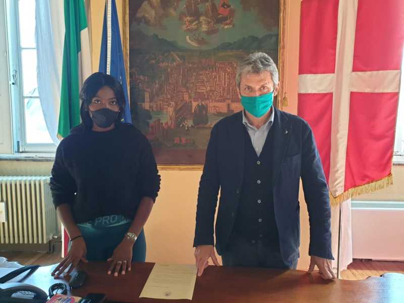 &nbsp;Il sindaco di Pavia Mario Fabrizio Fracassi insieme all'atleta Danielle Madam<br />