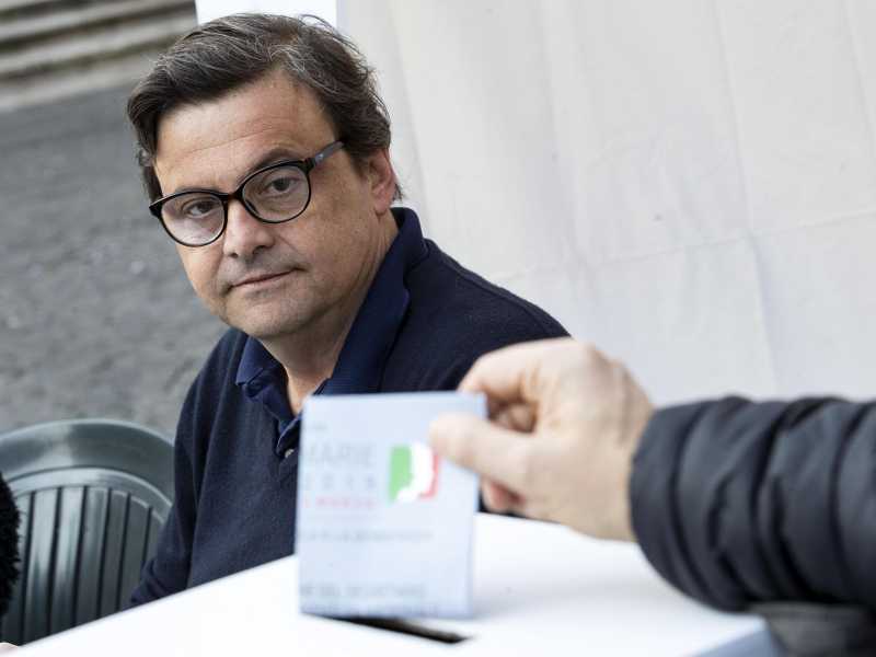 "Vieni avanti, Carletto". Calenda e le primarie con il Pd: è partito l'ottovolante