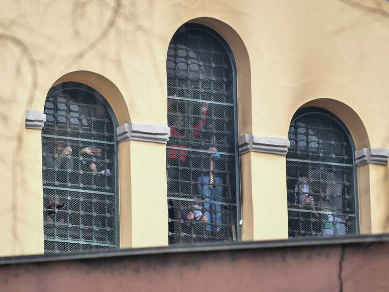 Nell'Italia di Meucci il telefono in carcere fa scandalo