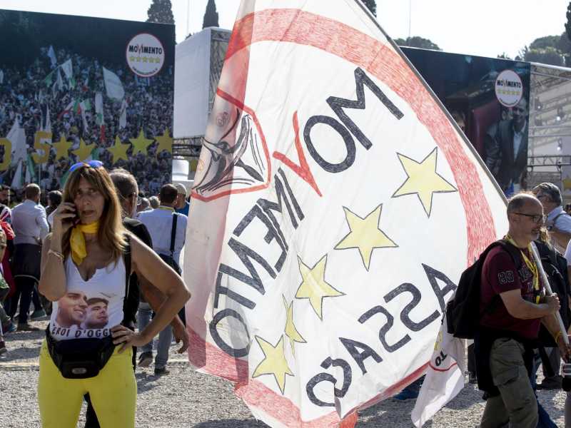 Gli Stati generali anti Casaleggio pagati dai soci di Casaleggio: guerra per il tesoro M5S