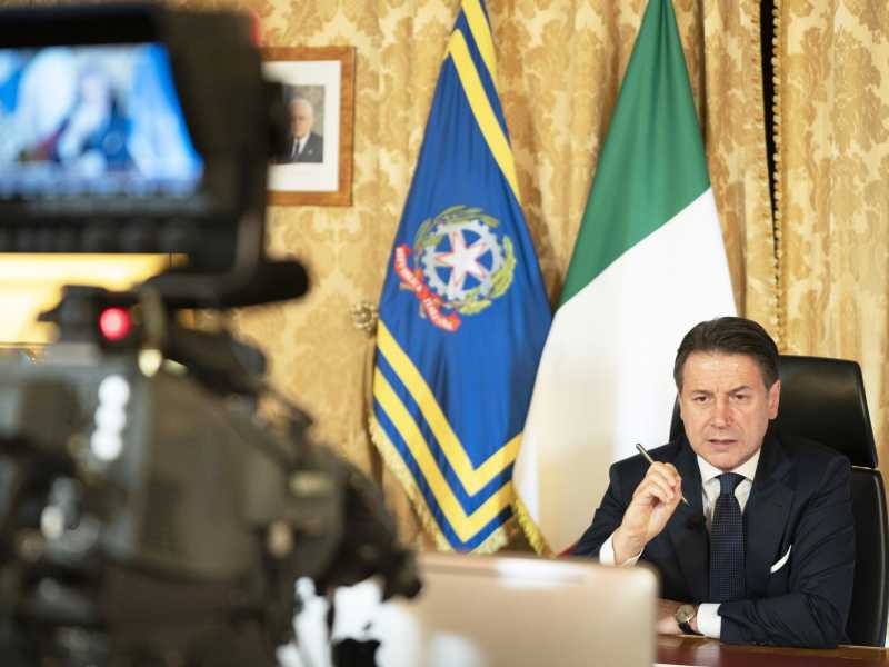 Locali chiusi a mezzanotte e stop al calcetto. L'attesa per il nuovo Dpcm