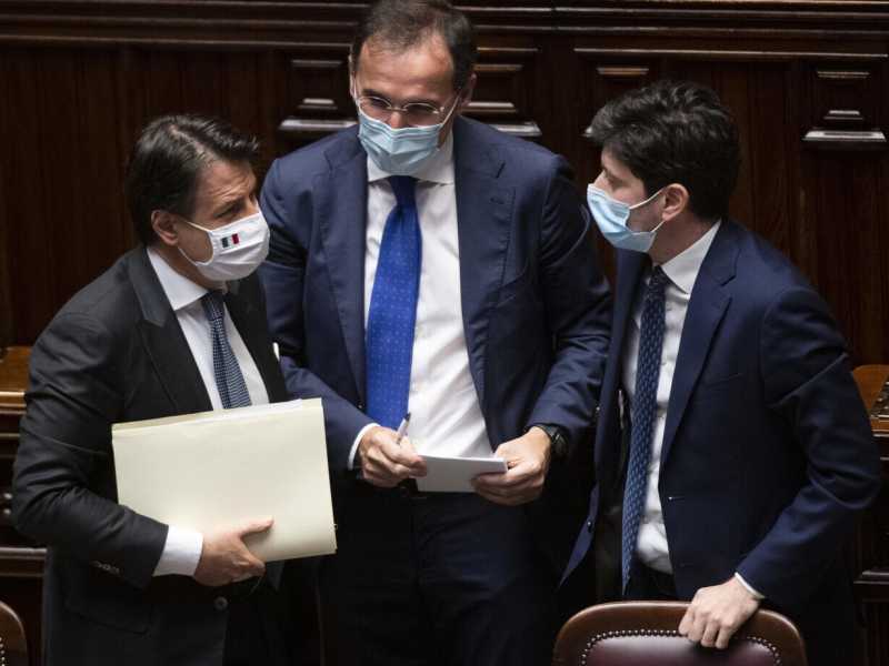 Dalle feste vietate allo smart working, cosa dice il nuovo dpcm anti-Covid