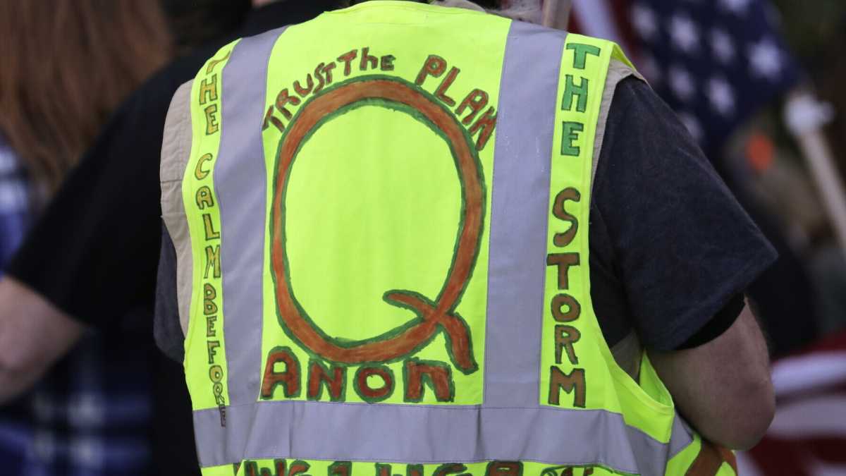 Immagine di Nella Francia sotto coprifuoco aumentano i contagi e i complottisti di QAnon
