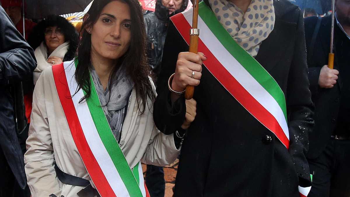 Immagine di Il passo di lato di Appendino "per motivi giudiziari" mette in difficoltà anche Raggi