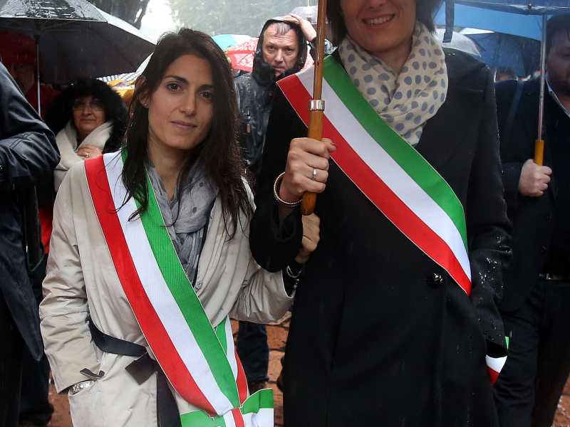 Il passo di lato di Appendino "per motivi giudiziari" mette in difficoltà anche Raggi