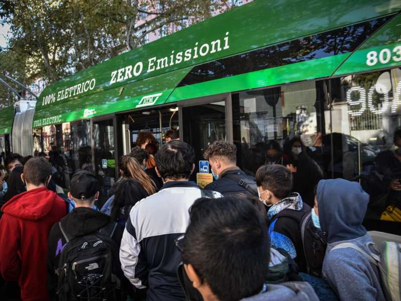 Passato il Dpcm, rimane il caos trasporti. E Azzolina se la prende con De Micheli