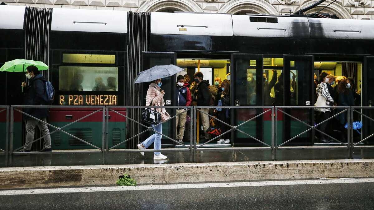 Immagine di Il rompicapo dei trasporti ha una sola soluzione: ridurre i passeggeri. Didattica a distanza o smart working?