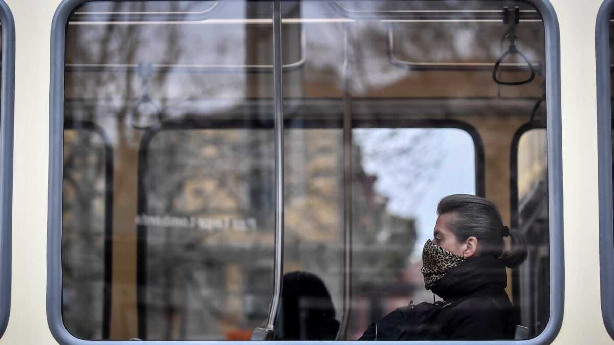 Immagine di Il contagio viaggia in tram e va forte. L’impossibile scelta sui trasporti