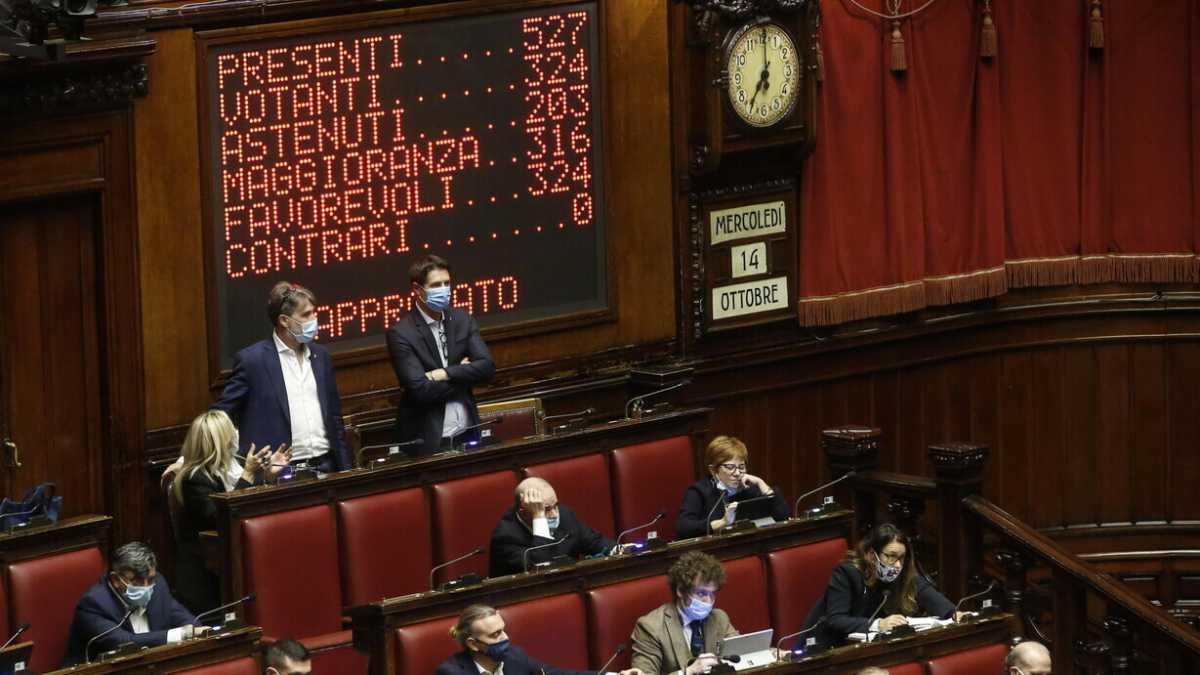 Immagine di Dal Parlamento via libera al Nadef. Qualche defezione nel M5s alla Camera