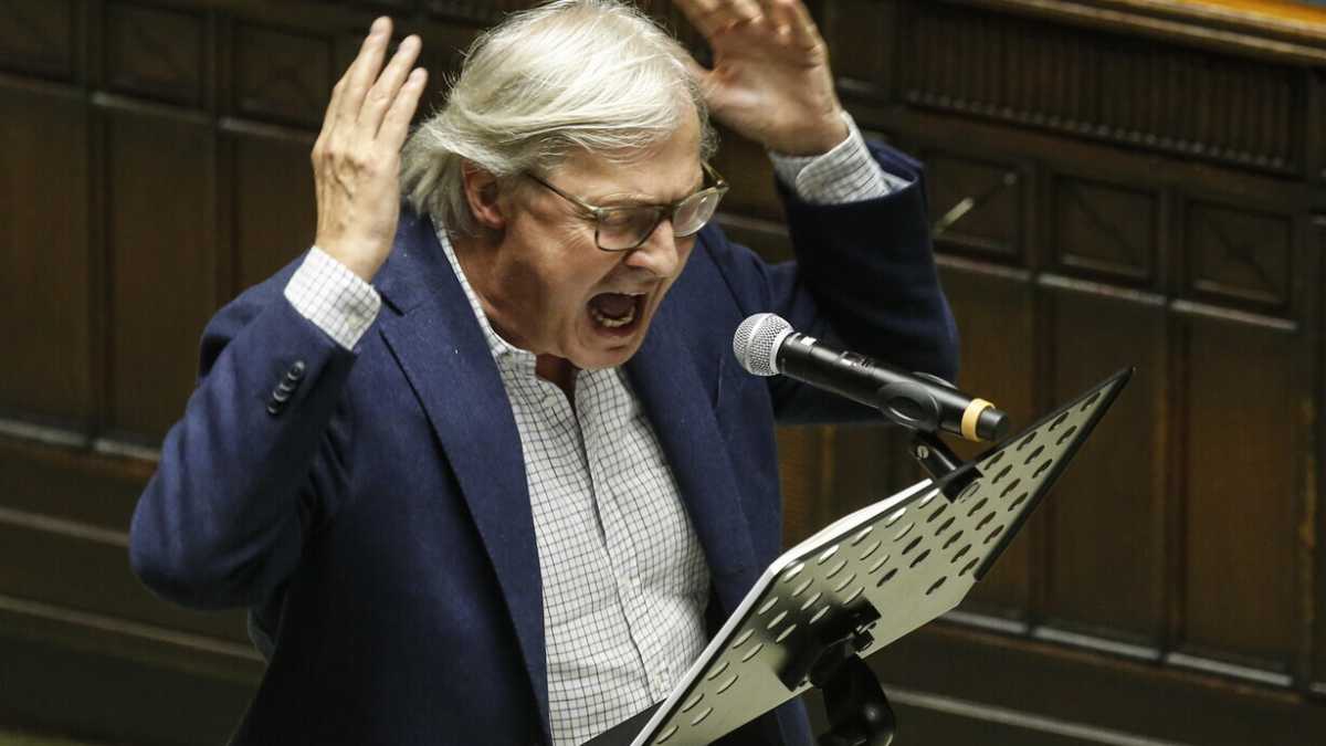 Immagine di Sgarbi si candida a sindaco di Roma in chiave anti-Raggi e contro Conte