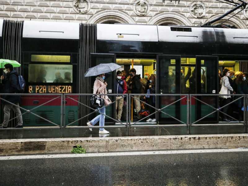 Il rompicapo dei trasporti ha una sola soluzione: ridurre i passeggeri. Didattica a distanza o smart working?