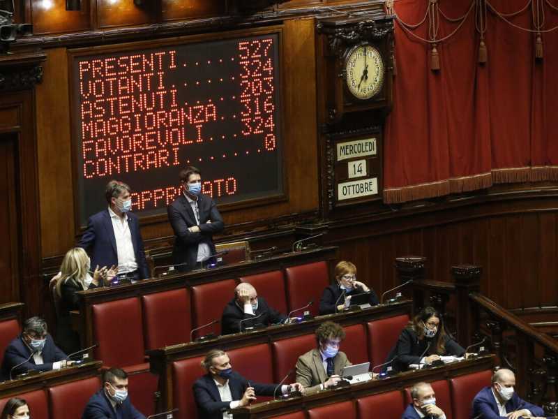 Dal Parlamento via libera al Nadef. Qualche defezione nel M5s alla Camera