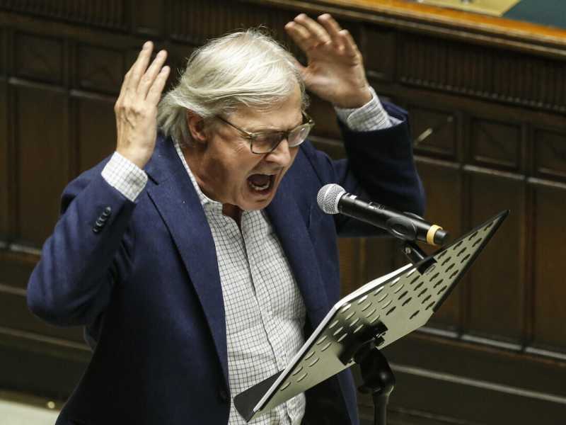 Sgarbi si candida a sindaco di Roma in chiave anti-Raggi e contro Conte