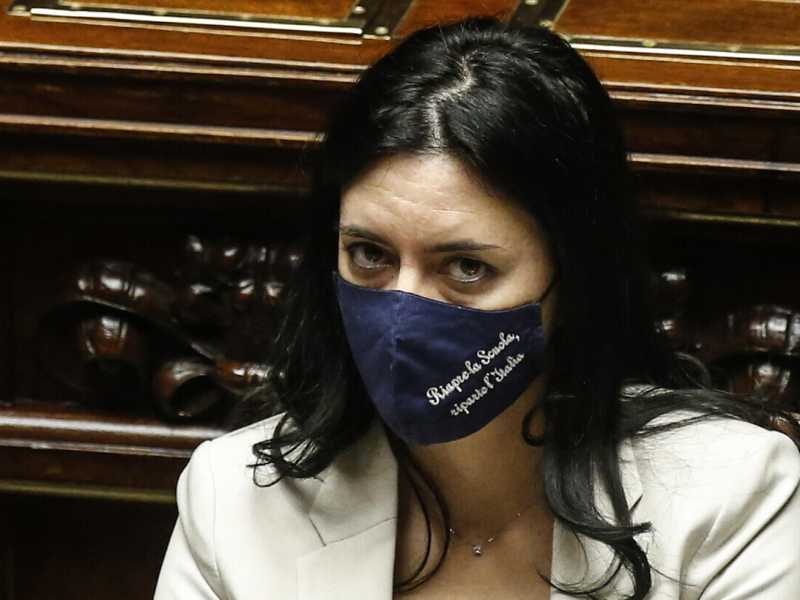 Azzolina: "La scuola è sicura e non chiuderà: niente lockdown degli studenti"