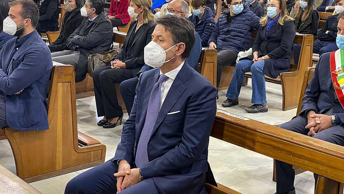 Immagine di Covid, Conte frena sullo stop a scuole e ristoranti. Per ora solo più smart working