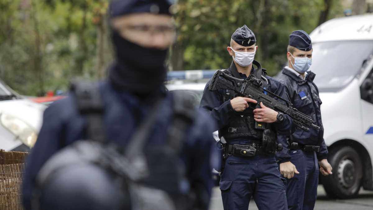 Immagine di Un islamista diciottenne decapita un professore francese in strada